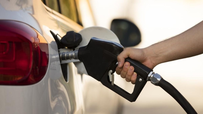 
 Petugas laboratorium saat melakukan pengujian sampel bahan bakar untuk menentukan klasifikasi produk energi baru. (Foto: RSS)