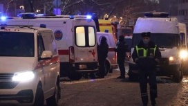 Kondisi minibus yang hancur setelah terkena serangan di wilayah Belgorod, perbatasan Rusia-Ukraina. (Foto: RSS)