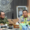 Kakorlantas Polri Irjen Agus Suryonugroho saat menerima penghargaan dari manajemen PT ASDP Indonesia Ferry atas kesuksesan sinergi dalam Operasi Ketupat 2026. (Foto: RSS)