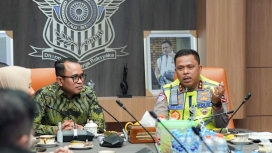 Kakorlantas Polri Irjen Agus Suryonugroho saat menerima penghargaan dari manajemen PT ASDP Indonesia Ferry atas kesuksesan sinergi dalam Operasi Ketupat 2026. (Foto: RSS)