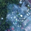 Sisa reruntuhan 30 rumah kayu yang hangus akibat kebakaran hebat di Sabah, Malaysia, yang kini dalam proses investigasi otoritas terkait. (Foto: RSS)