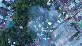 Sisa reruntuhan 30 rumah kayu yang hangus akibat kebakaran hebat di Sabah, Malaysia, yang kini dalam proses investigasi otoritas terkait. (Foto: RSS)