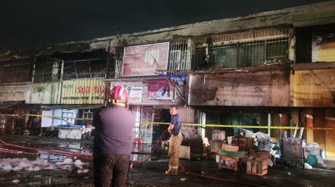 
 Petugas melakukan pendataan di lokasi pasca kebakaran Pasar Kanjengan Semarang yang menghanguskan ratusan lapak pedagang. (Foto: RSS)