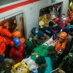 Petugas PT KAI saat memberikan informasi layanan bantuan kepada masyarakat pasca-kecelakaan di wilayah Bekasi. (Foto: RSS)