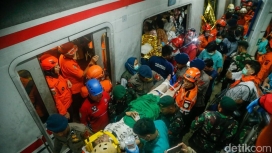 Petugas PT KAI saat memberikan informasi layanan bantuan kepada masyarakat pasca-kecelakaan di wilayah Bekasi. (Foto: RSS)