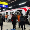 Garis polisi terpasang di lokasi kecelakaan kereta api di Stasiun Bekasi Timur saat proses investigasi berlangsung. (Foto: RSS)