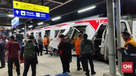 Garis polisi terpasang di lokasi kecelakaan kereta api di Stasiun Bekasi Timur saat proses investigasi berlangsung. (Foto: RSS)