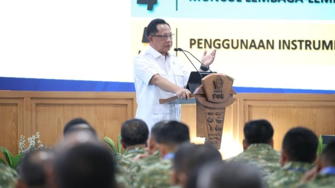 
 Mendagri Tito Karnavian saat memberikan arahan terkait pentingnya sinergi TNI dalam menjaga stabilitas harga pangan dan keamanan nasional. (Foto: RSS)