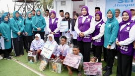 Ketua Umum TP PKK Tri Tito Karnavian saat menyapa warga di Huntara Aceh Utara dalam rangka peringatan Hari Posyandu Nasional 2026. (Foto: RSS)