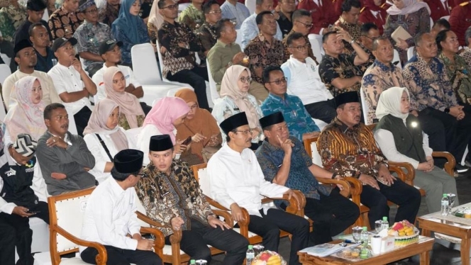 
 Bupati Majalengka Eman Suherman saat meninjau efektivitas program bantuan pendidikan bagi warga miskin di wilayah Majalengka. (Foto: RSS)