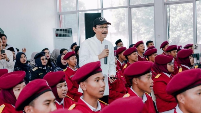 
 Menteri Sosial Gus Ipul saat meninjau kondisi gedung dan proses belajar siswa di SRMA 32 Lampung Selatan. (Foto: RSS)