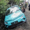 Petugas kepolisian saat melakukan olah TKP dan investigasi pada unit taksi listrik Green SM yang mengalami kecelakaan di perlintasan sebidang. (Foto: RSS)