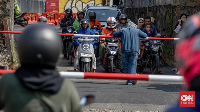 
 Suasana arus lalu lintas di sekitar perlintasan sebidang Bekasi yang kembali normal namun tetap menyisakan tanya terkait standar keamanan jalur kereta api. (Foto: RSS)