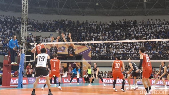 
 Aksi smes tajam pemain LavAni saat menghadapi pertahanan Bhayangkara Presisi pada leg pertama Grand Final Proliga 2026. (Foto: RSS)