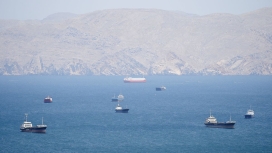 Ilustrasi kapal tanker minyak yang melintasi Selat Hormuz, jalur maritim strategis yang kini memicu ketegangan diplomatik antara Iran dan negara-negara Teluk. (Foto: RSS)