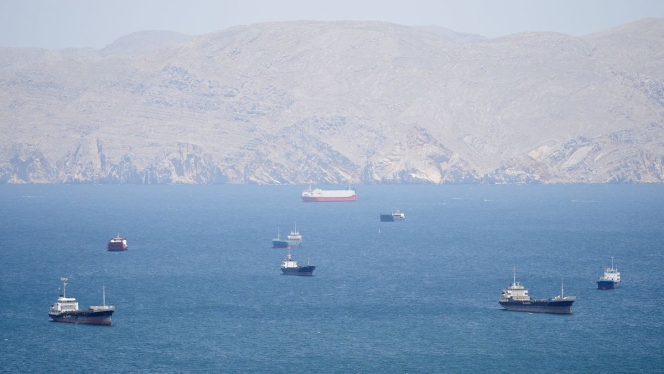 
 Ilustrasi kapal tanker minyak yang melintasi Selat Hormuz, jalur maritim strategis yang kini memicu ketegangan diplomatik antara Iran dan negara-negara Teluk. (Foto: RSS)