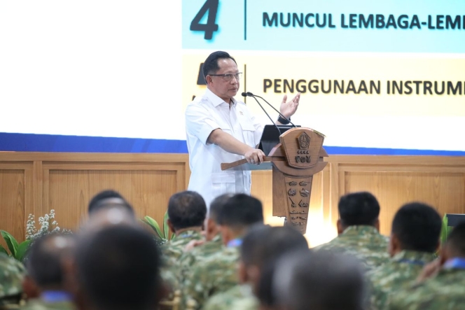
 Mendagri Tito Karnavian saat memberikan arahan mengenai pentingnya sinergi TNI dalam menjaga stabilitas ekonomi dan pengendalian inflasi nasional. (Foto: RSS)