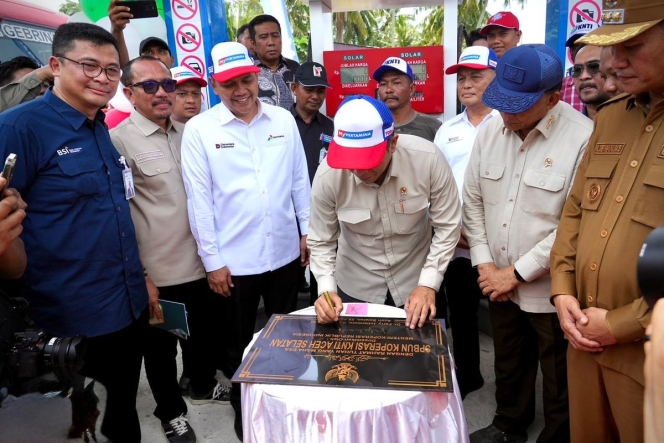 
 Menteri Koperasi saat meresmikan fasilitas SPBUN berbasis koperasi di Kabupaten Aceh Selatan untuk mendukung produktivitas nelayan. (Foto: RSS)