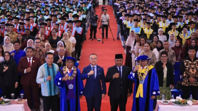 
 Wakil Ketua MPR RI Eddy Soeparno saat memberikan ucapan selamat dan beasiswa S2 kepada Claris, lulusan terbaik Unpatti dengan IPK 4,00. (Foto: RSS)