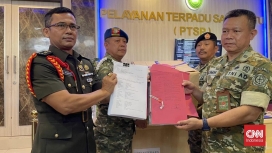 Persiapan ruang sidang Pengadilan Militer II-08 Jakarta untuk menyidangkan empat terdakwa kasus penyiraman air keras terhadap Andrie Yunus. (Foto: RSS)