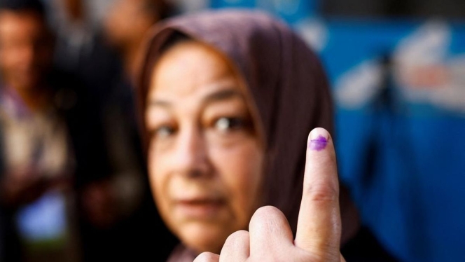 
 Warga Palestina mengantre untuk memberikan suara dalam pemilu munisipal di tengah kondisi darurat pasca-agresi Israel, Sabtu (25/4). (Foto: RSS)