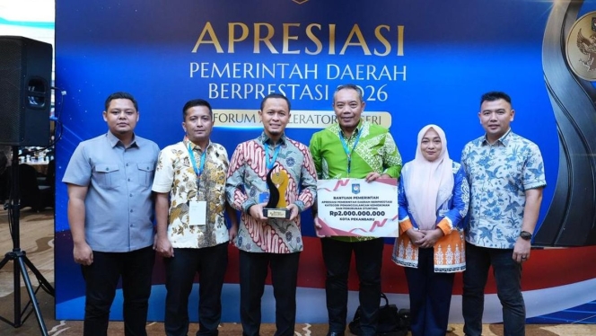 
 Wali Kota Pekanbaru, Agung Nugroho, saat menerima penghargaan dan dana insentif dari Kemendagri atas keberhasilan program penanggulangan stunting. (Foto: RSS)