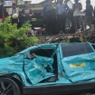 Petugas melakukan pemeriksaan di lokasi kecelakaan yang melibatkan kereta api dan armada taksi di Bekasi Timur. (Foto: RSS)
