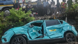 Petugas melakukan pemeriksaan di lokasi kecelakaan yang melibatkan kereta api dan armada taksi di Bekasi Timur. (Foto: RSS)