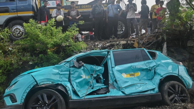 
 Petugas melakukan pemeriksaan di lokasi kecelakaan yang melibatkan kereta api dan armada taksi di Bekasi Timur. (Foto: RSS)