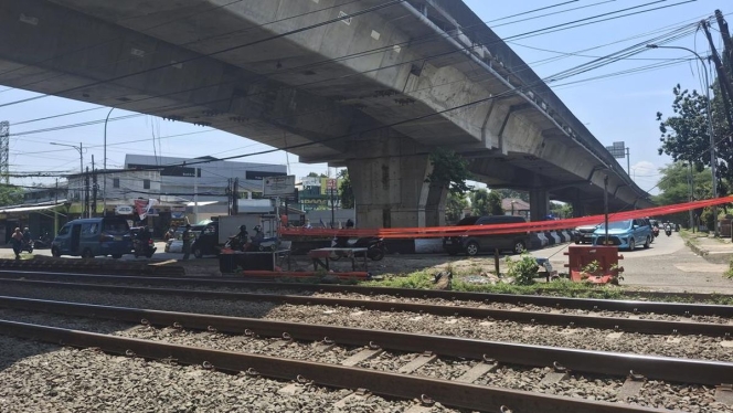 
 Kondisi perlintasan kereta api tanpa palang pintu di wilayah Kabupaten Bogor yang membahayakan pengguna jalan. (Foto: RSS)