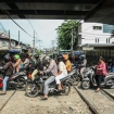Petugas melakukan pengecekan di salah satu perlintasan sebidang kereta api yang rawan kecelakaan. (Foto: RSS)