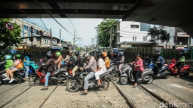 Petugas melakukan pengecekan di salah satu perlintasan sebidang kereta api yang rawan kecelakaan. (Foto: RSS)