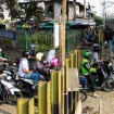Petugas kepolisian meninjau perlintasan sebidang kereta api yang akan dipasangi sistem kamera pemantau ETLE untuk meningkatkan keamanan pengendara. (Foto: RSS)