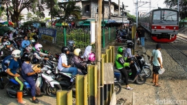 Petugas kepolisian meninjau perlintasan sebidang kereta api yang akan dipasangi sistem kamera pemantau ETLE untuk meningkatkan keamanan pengendara. (Foto: RSS)