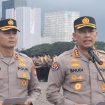 Aparat kepolisian saat melakukan pendalaman di lokasi kejadian kecelakaan KA Argo Bromo Anggrek dan KRL di Bekasi yang kini naik ke tahap penyidikan. (Foto: RSS)