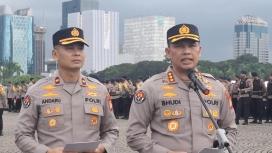 Aparat kepolisian saat melakukan pendalaman di lokasi kejadian kecelakaan KA Argo Bromo Anggrek dan KRL di Bekasi yang kini naik ke tahap penyidikan. (Foto: RSS)