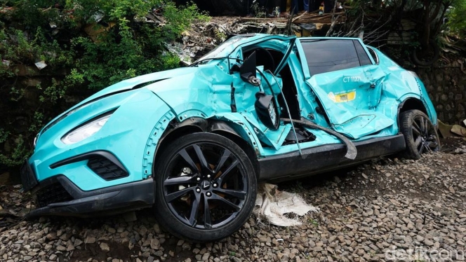 
 Garis polisi terpasang di lokasi kejadian kecelakaan maut antara kereta api dan taksi di Bekasi yang menewaskan 15 orang. (Foto: RSS)