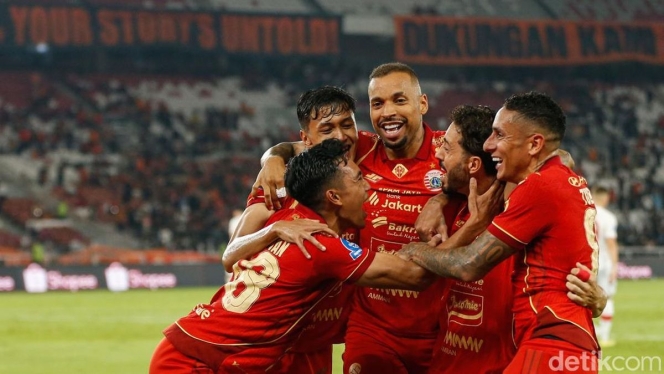 
 Ekspresi optimisme pelatih Persija Jakarta, Mauricio Souza, saat memberikan instruksi dalam laga melawan Persis Solo pada pekan ke-30 Super League 2025/2026. (Foto: RSS)