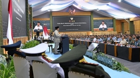Presiden Prabowo Subianto memberikan pengarahan kepada 1.500 Komandan Satuan TNI di Universitas Pertahanan, Bogor. (Foto: RSS)