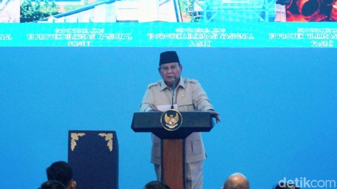 
 Presiden Prabowo Subianto saat memimpin prosesi groundbreaking 13 proyek hilirisasi strategis nasional tahap II di Cilacap. (Foto: RSS)