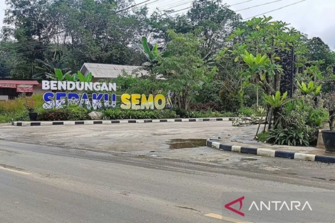 
 Petugas melakukan pengecekan debit air di salah satu bendungan di Kalimantan Timur sebagai langkah antisipasi kekeringan. (Foto: RSS)