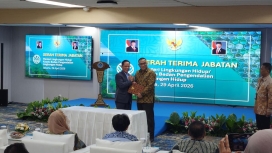 Prosesi serah terima jabatan Menteri Lingkungan Hidup dari Hanif Faisol Nurofiq kepada Mohammad Jumhur Hidayat di Jakarta. (Foto: RSS)
