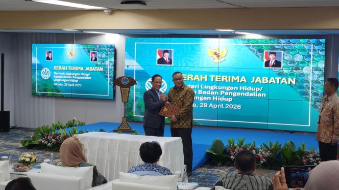 
 Prosesi serah terima jabatan Menteri Lingkungan Hidup dari Hanif Faisol Nurofiq kepada Mohammad Jumhur Hidayat di Jakarta. (Foto: RSS)