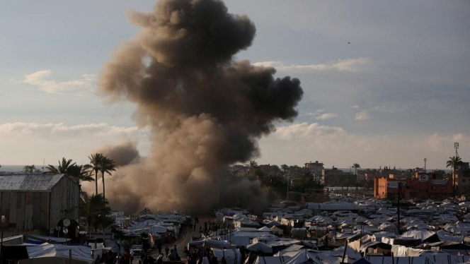 
 Puing-puing bangunan di Gaza pasca serangan udara Israel yang menewaskan komandan Hamas dan warga sipil. (Foto: RSS)