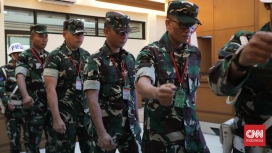 Suasana sidang dakwaan empat oknum TNI yang menjadi terdakwa dalam kasus penyiraman air keras terhadap aktivis Andrie Yunus di Jakarta. (Foto: RSS)