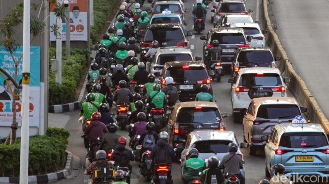 
 Ilustrasi kendaraan di jalur kemacetan yang menjadi objek studi ITB terkait penurunan emisi melalui penggunaan zat aditif MTBE. (Foto: RSS)