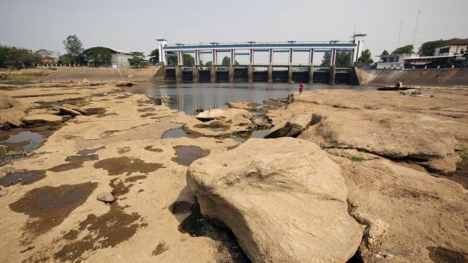 
 Petugas BMKG saat memantau data curah hujan yang menunjukkan perluasan wilayah musim kemarau di Indonesia per April 2026. (Dok. BMKG) (Foto: RSS)