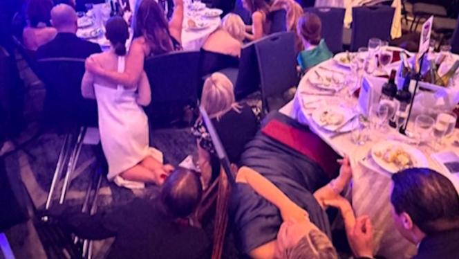 
 Aparat keamanan berjaga di luar Hotel Washington Hilton setelah seorang pria bersenjata melepaskan tembakan saat acara jamuan makan malam kepresidenan. (Foto: RSS)