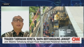 Tim investigasi melakukan olah TKP di lokasi tabrakan KA Argo Bromo Anggrek dan KRL Commuter Line di Stasiun Bekasi Timur. (Foto: RSS)