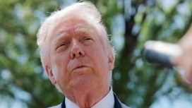 Donald Trump memberikan pernyataan mengenai situasi internal Iran yang disebutnya sedang berada di ambang kolaps. (Foto: RSS)